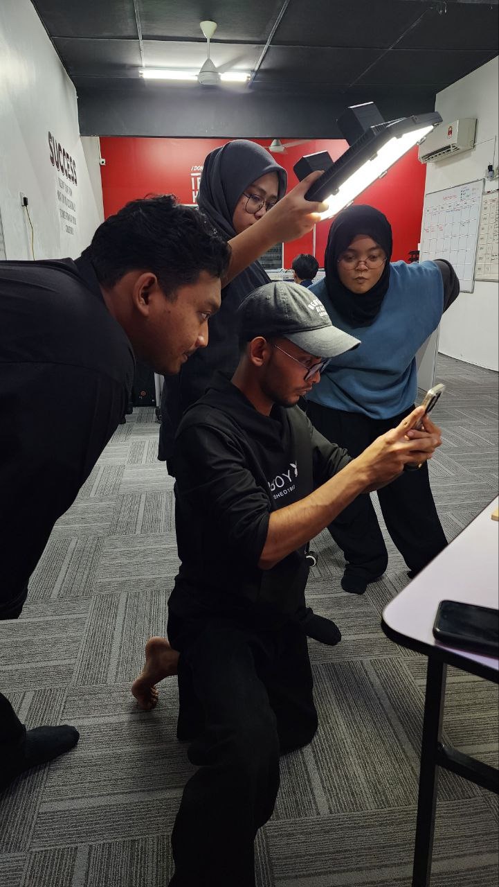 Pasukan di sebalik content kami